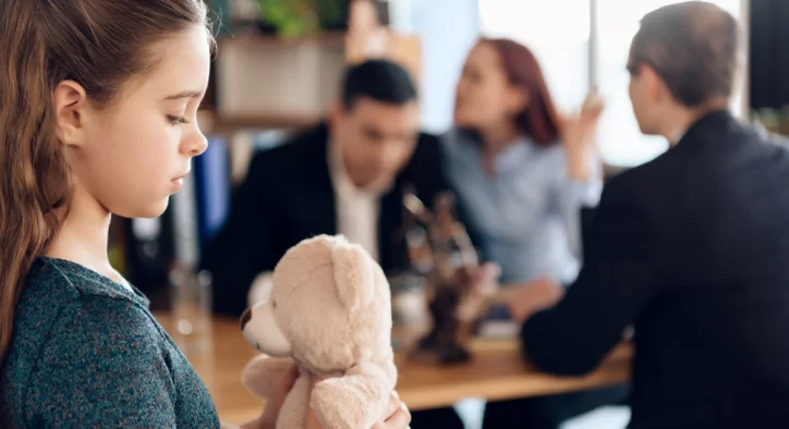 TCK m. 231: Çocuğun Soybağını Değiştirme veya Gizleme Suçu – Yargıtay Kararları Işığında Suçun Maddi ve Manevi Unsurları, İstisnaları